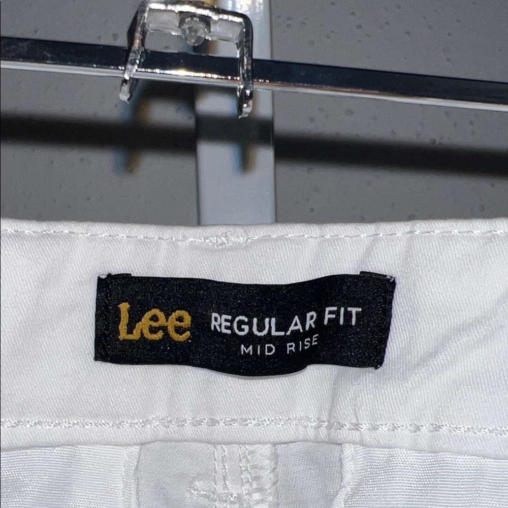 Lee Women’s White Regular Fit mid-rise Flat Front Shorts $12 - Picture 3 of 5